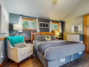 Secluded Whidbey Island cottage with woodland views, firepit & kitchenette