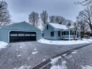Pristine home near skiing with furnished deck, pool table & firepit