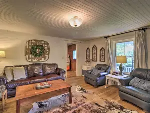 'Lil Red Hen' Cottage in the Boone Area w/ Hot Tub