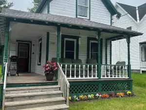 The Guides House • Cozy Main St Stay with Porch Views