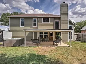Dog-Friendly Live Oak Home with Hot Tub and Game Room!