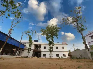 Hotel Swastik "free Pick up from Station & airport"