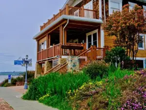 Shorelight Inn