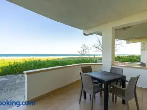 Mini con terrazza fronte mare