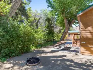 Deluxe Little Cabin 2 Min Stroll to Kern River