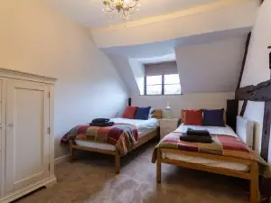 Bewdley River Cottage - Free Private Gated Parking for 2 Cars - River Front Location