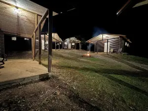 Peaceful log cabin on a back gravel road with private deck and amenities of home