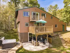 Hot Tub, Lakefront, Near Duluth, Sleeps 8, Many Amenities