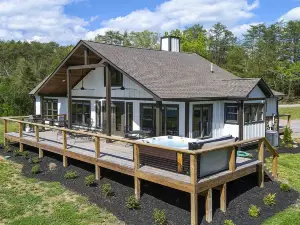 Lakefront Escape at Summer Breeze w/ Private Dock w/ Kayaks