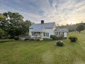 Baker's Farmhouse -Your charming & cozy get-a-way in the country with AC, WiFi!