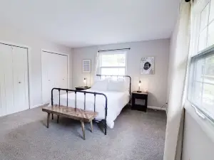 Treetop house with direct access to bike trails and small walk to Lake Avalon