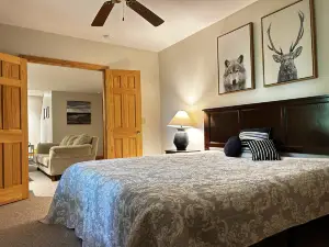 Cozy Forest Retreat - WiFi, Fireplace, Stunning Views