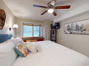Ski-in/out condo with patio, full kitchen & high-speed WiFi