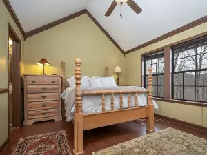 Cozy Retreat - Fire pit, Fenced Yard, WiFi