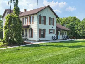 Wisconsin Farmhouse Stay Utv, Boat, Snowmobile!