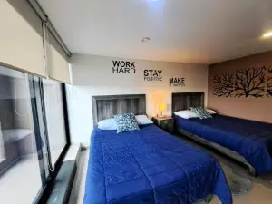 S06 Doble Cama Matrimonial Premium Suite Frente Al Tec Cem Con Cocineta WiFi Balcón Parking Terraza