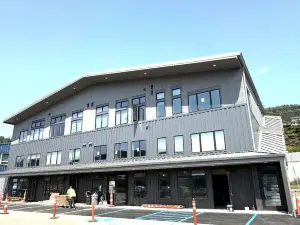 Bright & Modern 1-Bedroom Apartment w/ Water Views #201