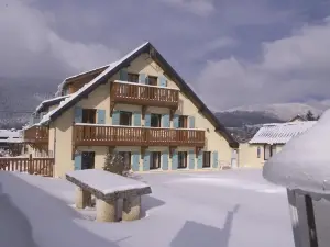 โอแตล เรสเตอรองต์ เลส์ ติเลิลส์ เอ ซง เอสปาซ เดอแตนต์