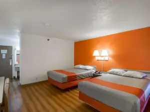 Motel 6 Waukegan, IL