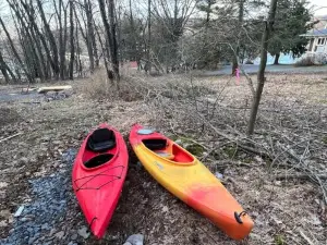 Cubs Den - Hot Tub- Walk to Lake- Fire Pit - Kayaks