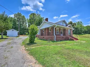 Winston-Salem Retreat w/ Yard ~ 6 Mi to Dtwn!
