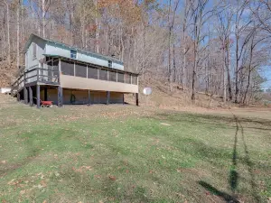 Cozy Eagle Rock Cottage on the Creek w/ Loft!