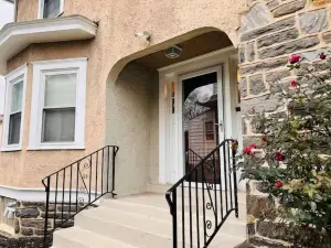 Stylish 3 bedroom in Suburbs | Very Walkable Area