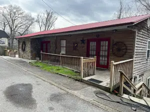 Ryder's Retreat overlooking the city of Williamson!