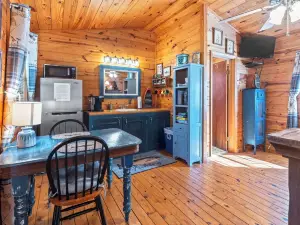 Couple's retreat in the heart of the Ozarks! Firepit, grill, and relaxation!