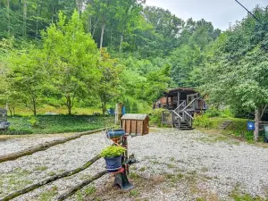 Quiet Creek Cabin: Cozy Retreat with Hot Tub in the heart of Daniel Boone Forest