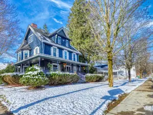 Best location! Large home with fire pit just steps to downtown Ellicottville