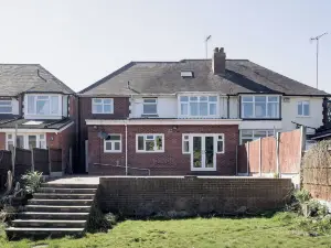 6-Bed House - Sleeps 13 - Families & Contractors