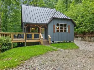 Hot Tub & WiFi - Intimate Cabin - Snuggle Inn - Red River Gorge, Kentucky!