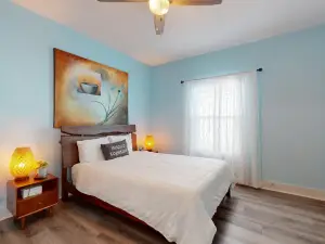 Waterfront home with gorgeous views, fast WiFi, central AC, ocean-view deck