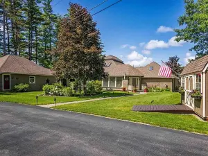 Private Beach, Tiki Bar, Covered Deck, and Dock - Luxurious Serene Haven
