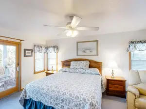Dog-Friendly House with a Private Hot Tub, AC, Shared Pool & Water Views