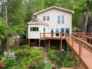 Breathtaking Mountain Views and Cozy Retreat - Charming Lakefront Haven