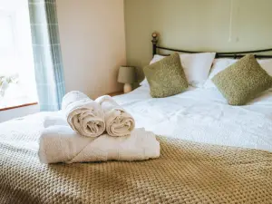 Luxury Farmhouse Sleeps 8 Hottub Brecon Beacons