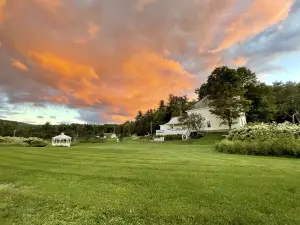 MAD River Inn