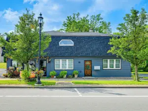 Fire Pit & Grill: Clarence Home on Main Street!