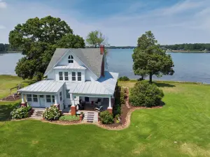 Spectacular Riverfront Retreat with Kid-Friendly Beach. Enjoy the ‘Riva Life