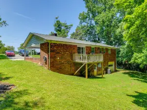 Charming Jonesville Home with Grill - Near Wineries!