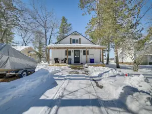 Cozy Waterfront Hale Cottage on Long Lake!