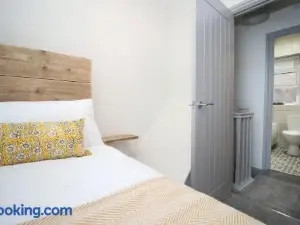 Sleeps 6, Smart TV's, Parking Swansea & Morriston Hospital