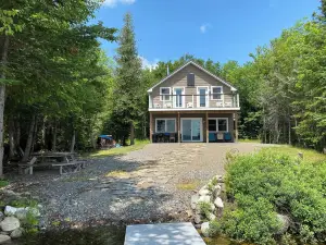 Private modern off-grid lakehouse with guest cabin