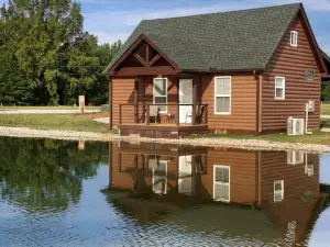 Cabin C by the Pond - King Bed - Swimming Pool