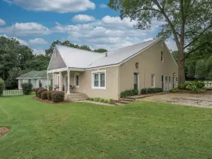 Close to Beautiful Downtown Monroe, Georgia