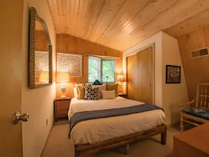 Chic Haven - Shared Backyard, Parking, Close to Lake