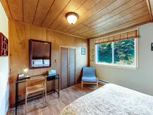 Vintage coastal cottage w/ free WiFi & incredible in-town location, dogs OK