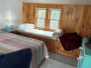 Charming 2-bedroom cottage on Loon Lake